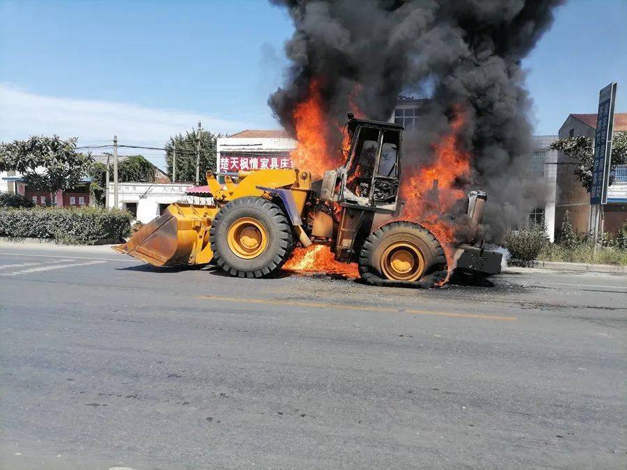 一挖掘机行驶途中突然起火,现场浓烟滚滚!