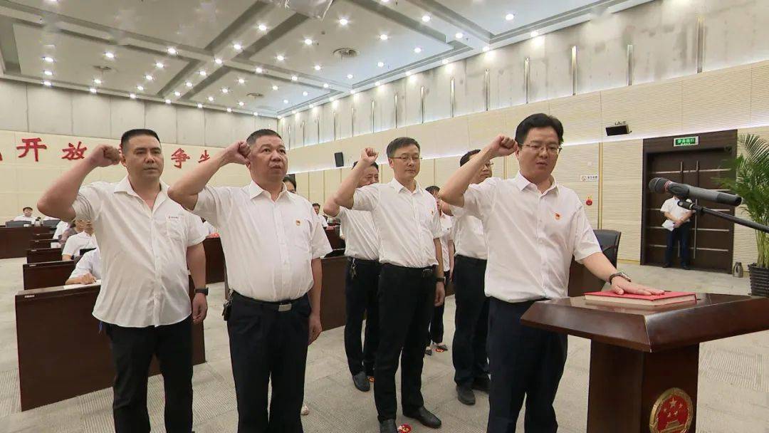 通过了李国志同志任职的议案,依法任命李国志同志为长兴县人民政府副