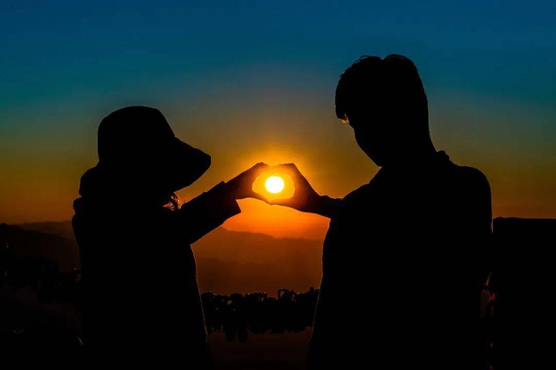 这才叫情侣照你那顶多算合影