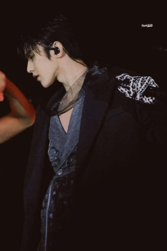 去年今日黑纱蒙眼惊艳四座蔡徐坤gq盛典带来蒙着眼绝美舞台