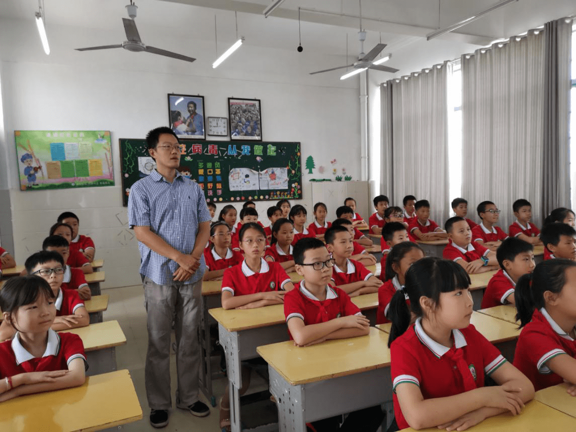 司彩票处处长)陈鲁南在莲花县甘祖昌红军小学直播互动班级现场据悉