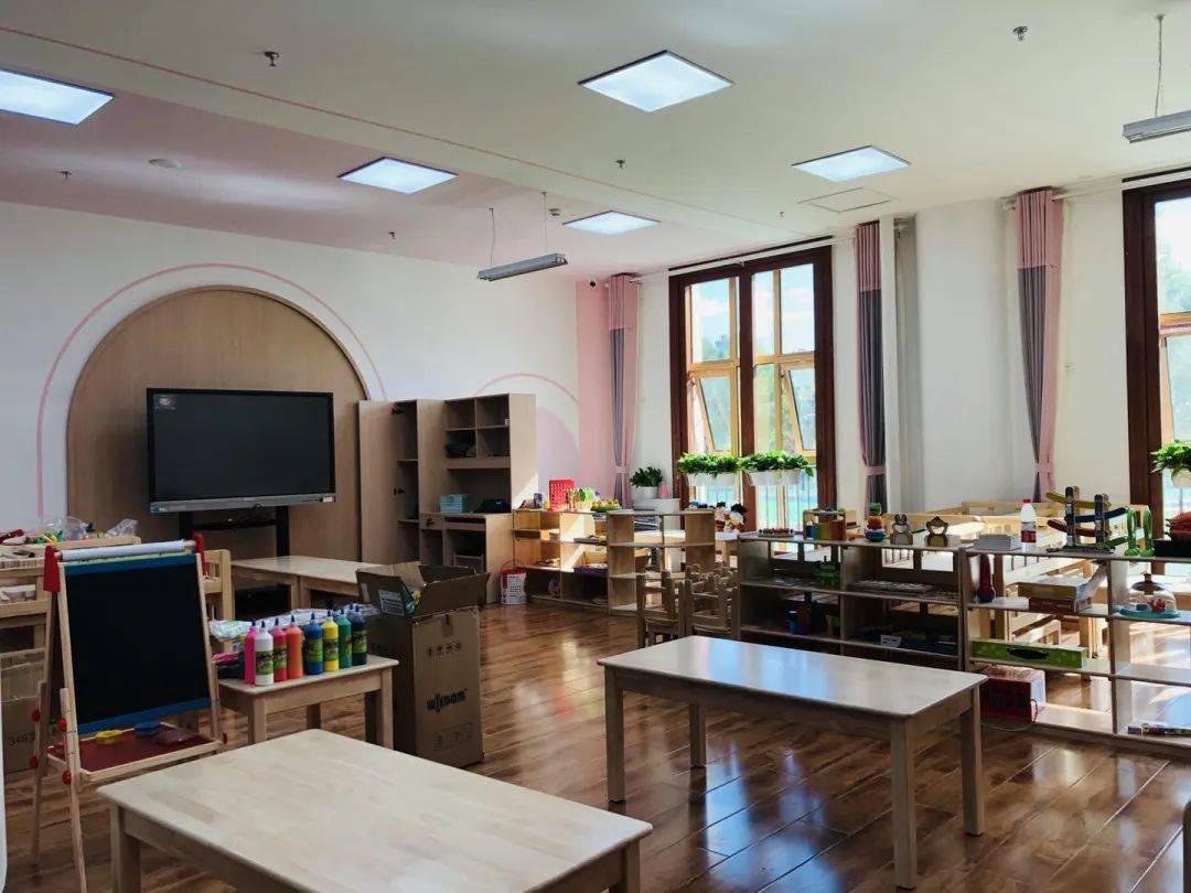 在长城脚下的新开的这所幼儿园已经开园啦!有15个班哦~_延庆