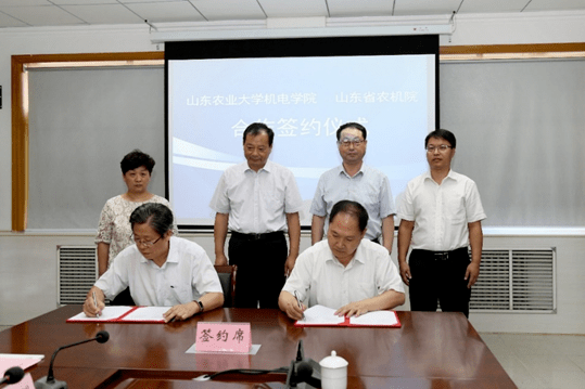 司金贵副校长与张立明副院长为"山东农业大学研究生联合培养基地"揭牌