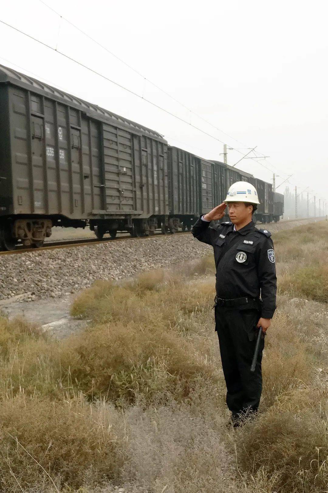 政法图影护路靠一双脚板守护1361公里铁路线