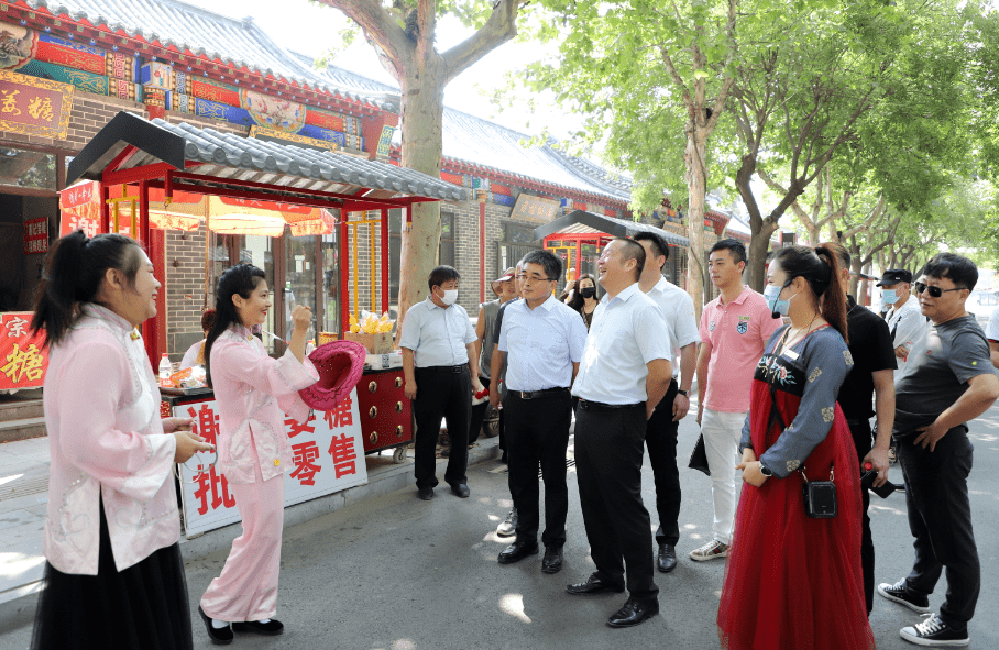 考察组先后深入腾辉浙商产业园,腾辉医疗器械有限公司,腾辉商厦等地