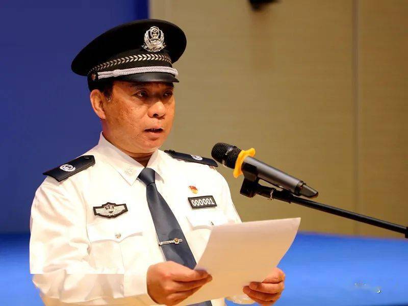 谢永春主持仪式并宣读了关于给固原市看守所等14个集体和段鹏武等49名