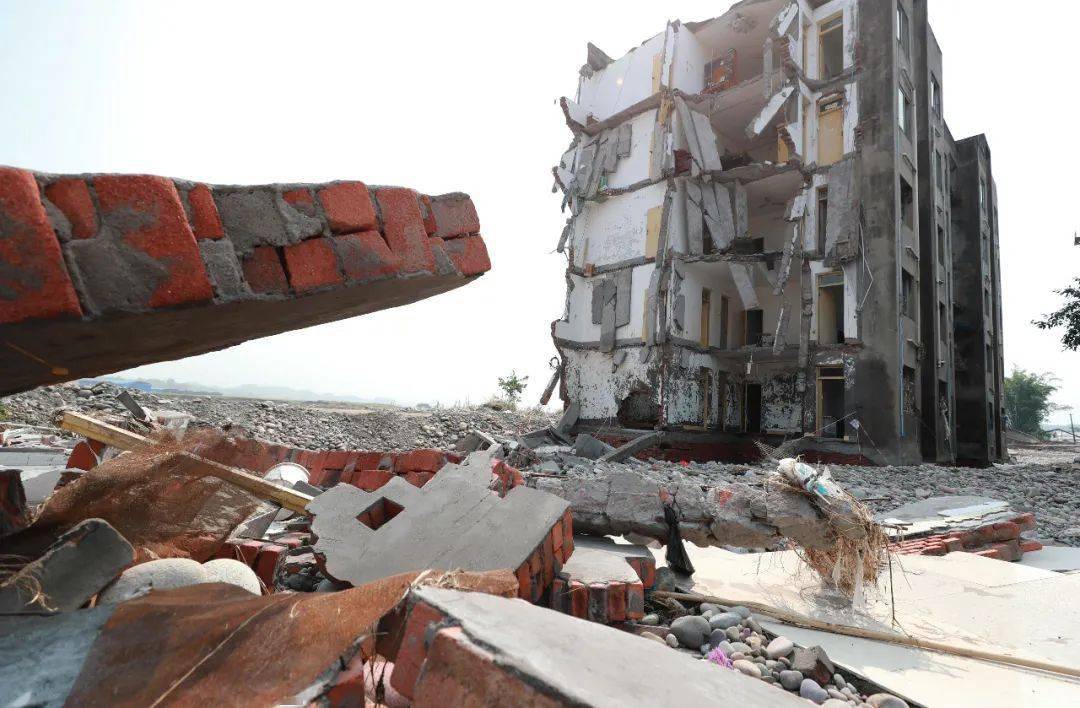 犍为县抗灾保学中国教育报用整版记录