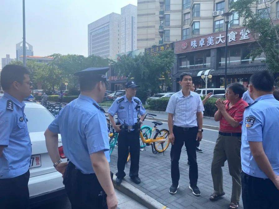 曲阳路街道,虹口交警支队领导赴现场办公回应代表,选民呼声