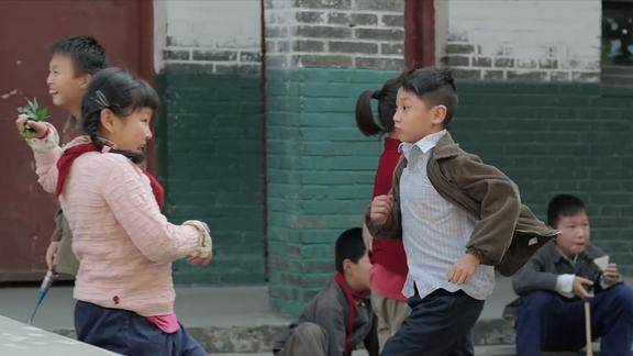 坐88路车回家黄来惹怒马老师被追的满街跑意外露出长跑天赋