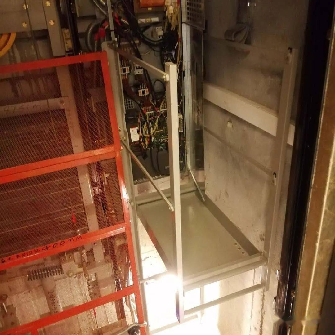 日立这种电梯,现在越来越少了吧04被封了03新来的电梯机房"值班人员"!