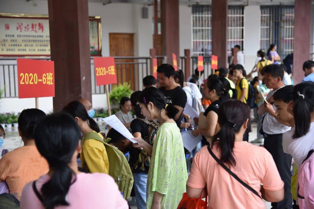 9月6日,龙胜各族自治县移民创业园初级中学(龙胜镇初级中学)正式揭牌