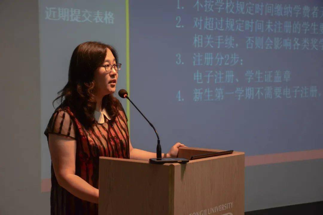 张玉婷老师最后,学院研工办杨霖怀老师介绍了学院的研究生思政工作,和