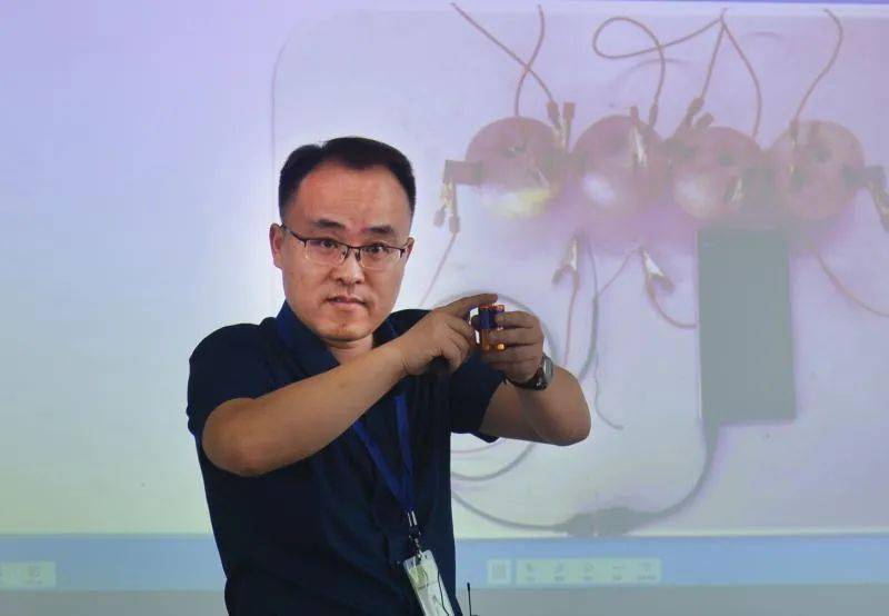 万鹏,安徽省滁州中学高级教师,荣获滁州市"科技创新市长奖""十佳科技