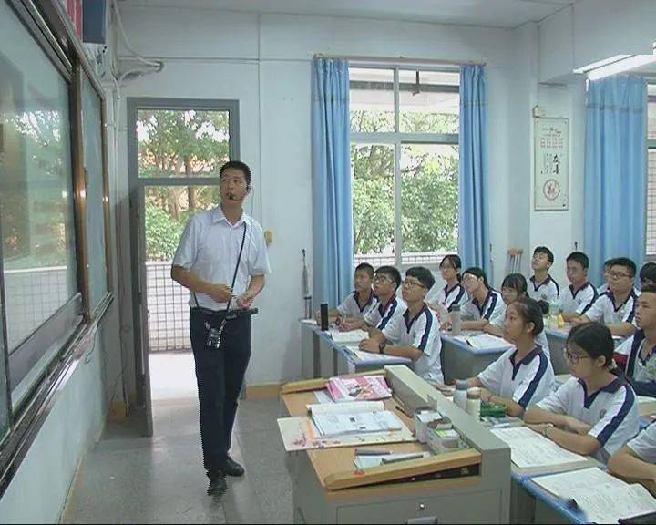 今天上午,在揭东一中高一(1)班教室,学生为前来上课的语文老师侯荣亮