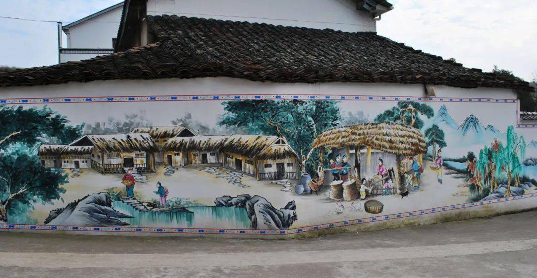 《畲族操》《竹竿舞》《畲族服饰》《畲族图腾》的农民墙绘反映了畲族