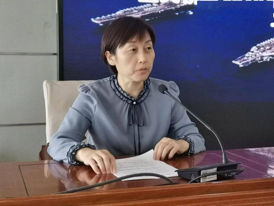 方案》,王霞传达了《2020年度日常管理及家长满意度调查工作方案》