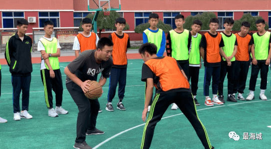 不仅是金科高中,海城的篮球体育运动事业有着良好的群众基础,在此之上