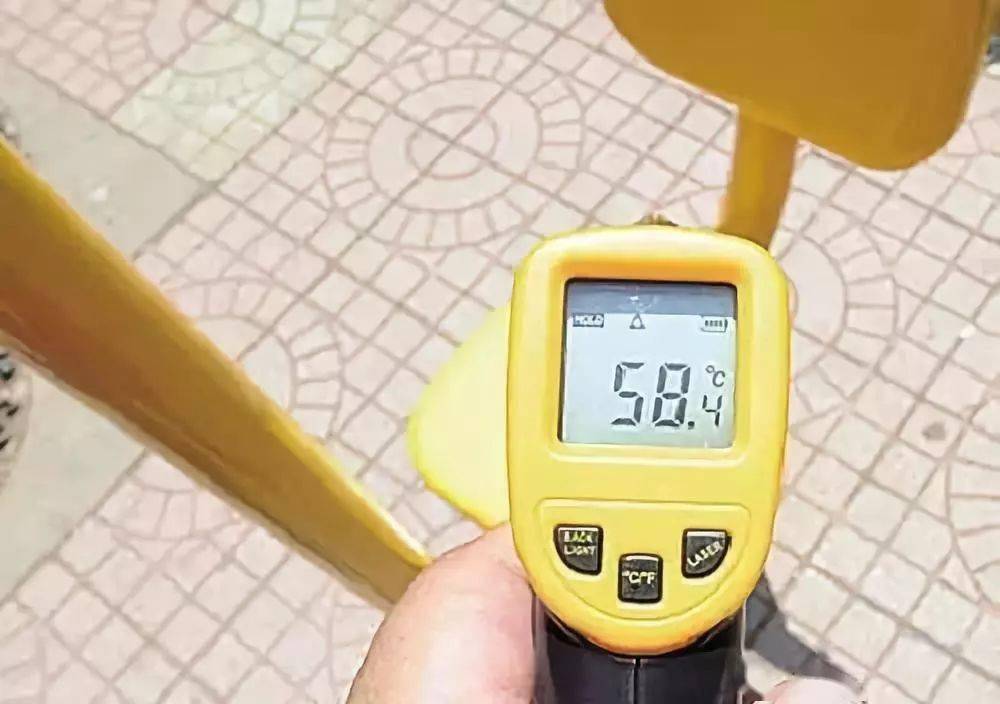 据检测,正午12点时塑料滑梯的表面温度就达到了58℃.