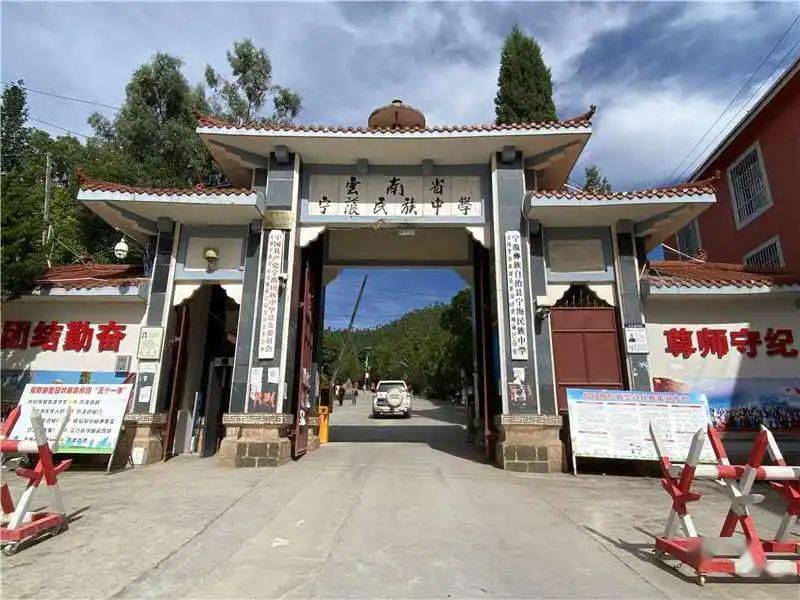 已是子夜,躺在海安西场中学宿舍里的蒋蓉,却怎么也无法入睡.