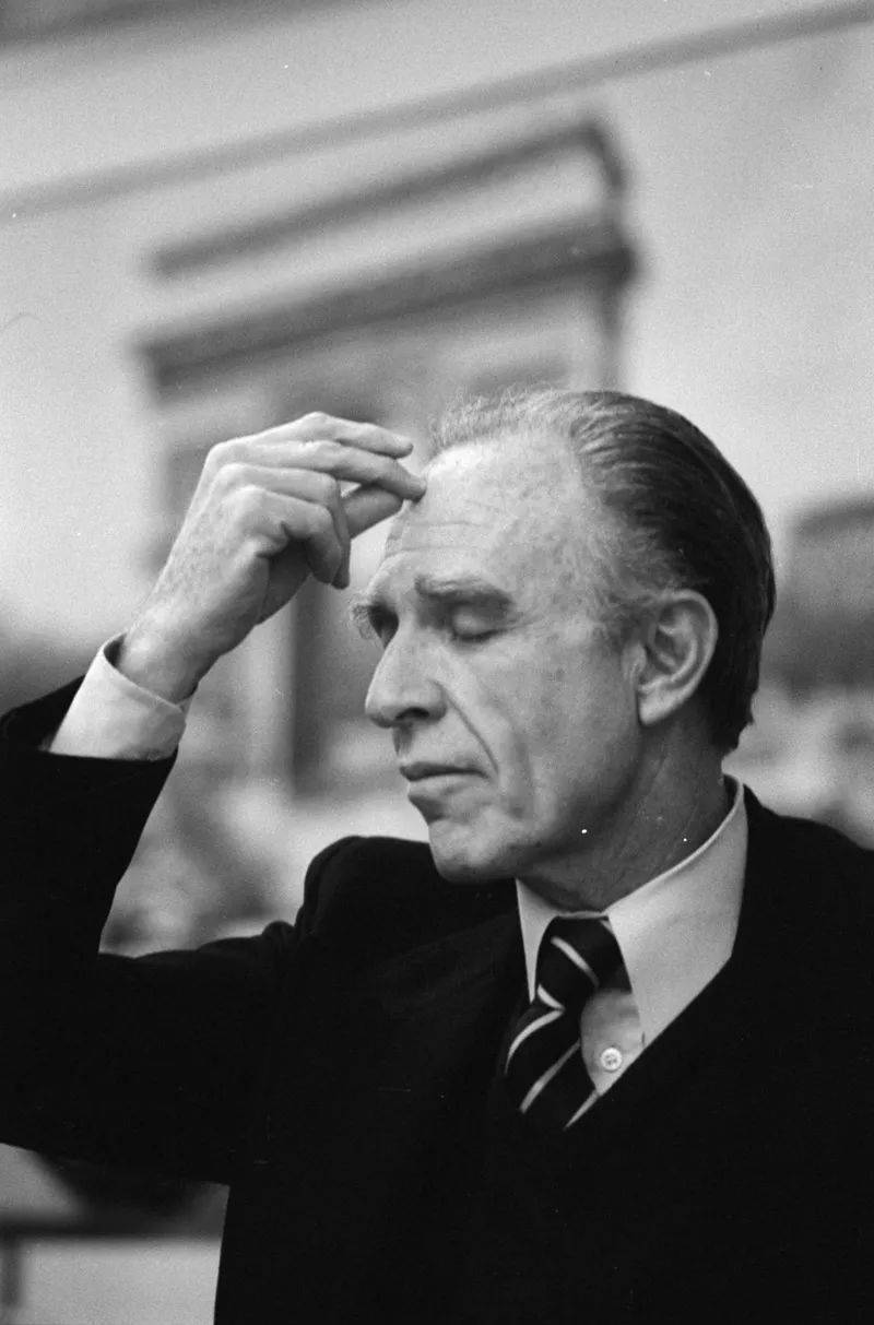 每周只读一本书 · 用虚拟作者进行虚拟评论,评论的还是个虚拟艺术家_