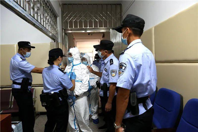 贺州一恶势力犯罪集团受审!5人穿防护服出庭!