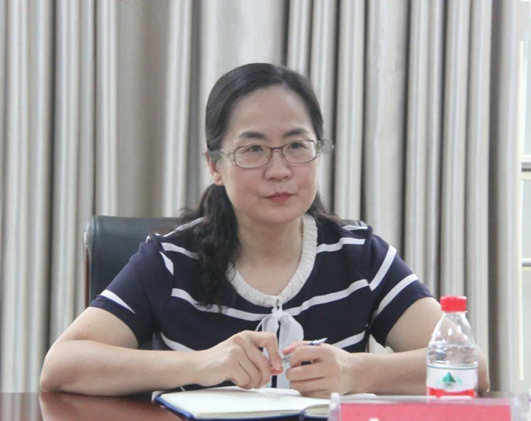 在座谈中,王国玉在认真听取了开元化工生产经营,疫情期间生产消毒液