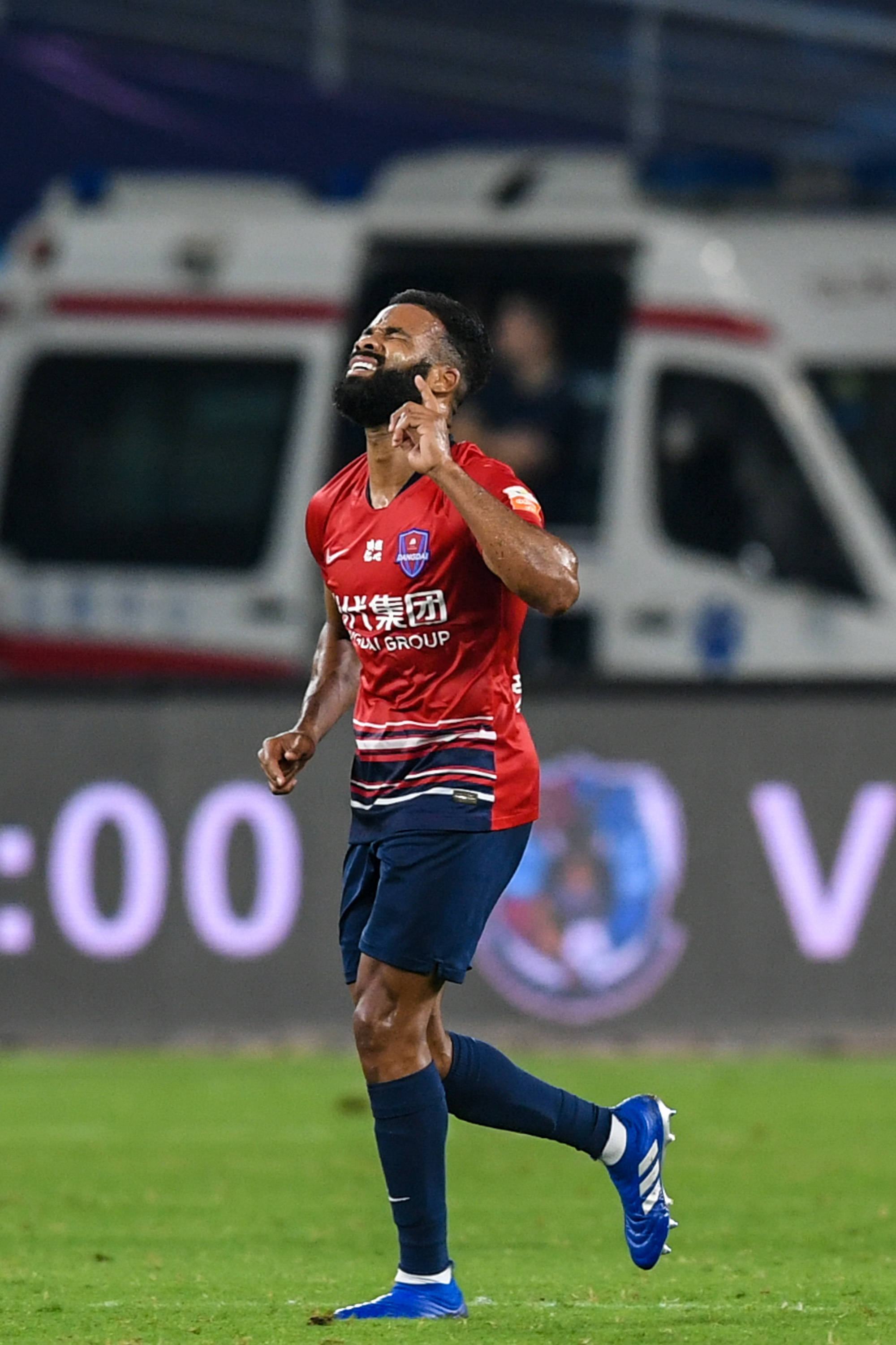 9月11日,重庆当代队球员费尔南迪尼奥(右)进球后与队友庆祝.