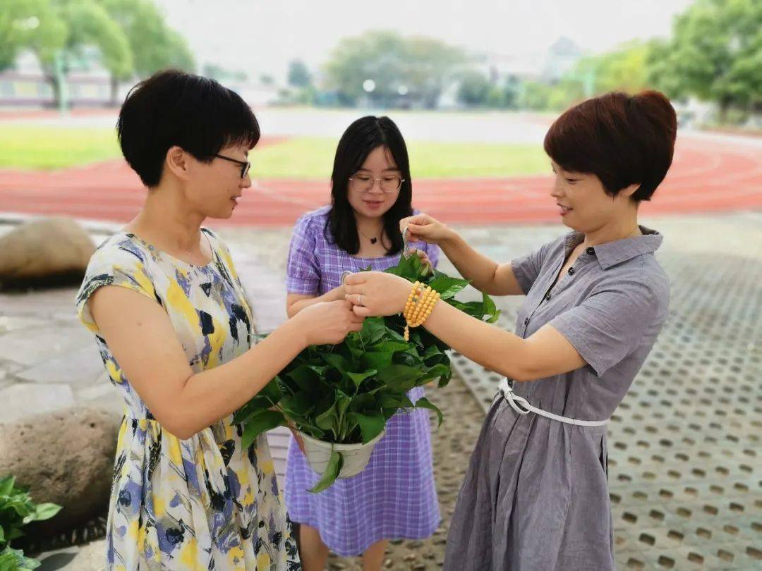 石梁小学:一言一行皆有意  一举一动总关情