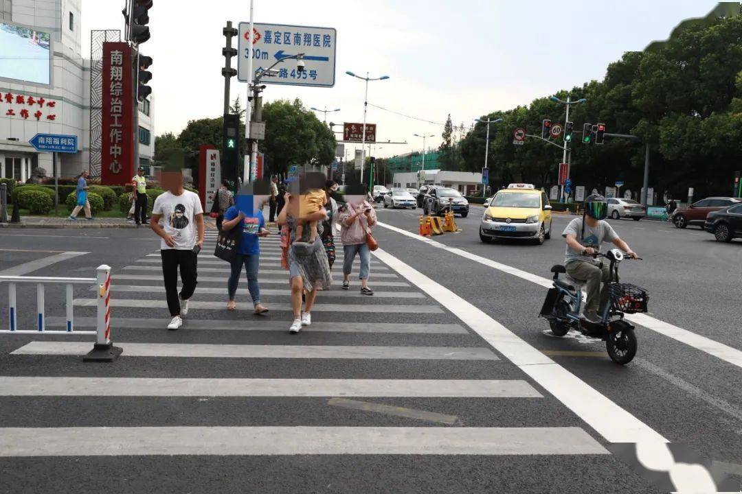 全国文明城区复评专栏丨各走各路众仁路真南路路口出现人车分离斑马线