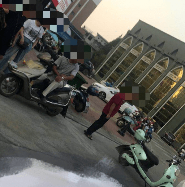 惊险乐平一电动车与汽车发生碰撞现场多人围观