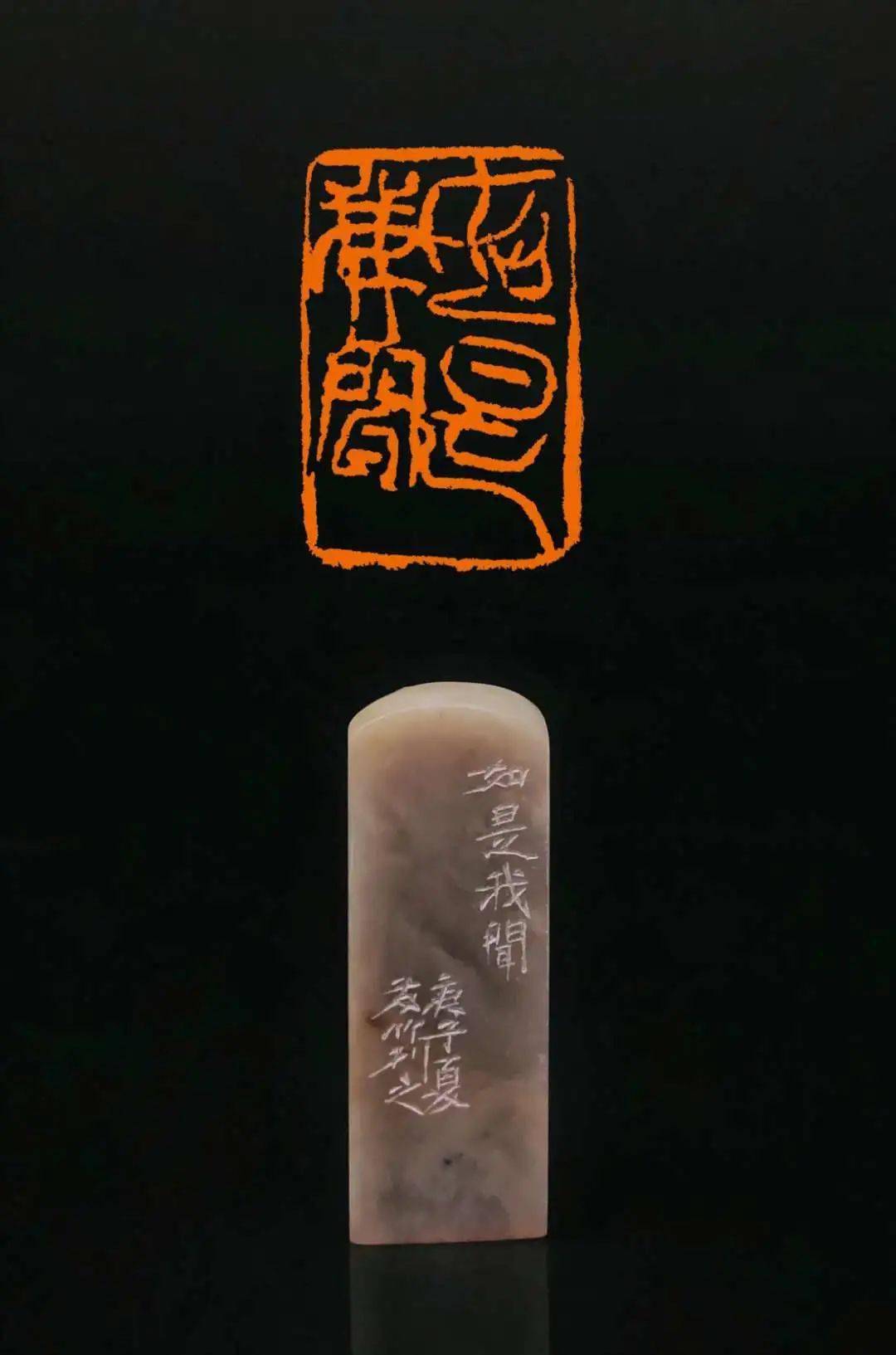 另,每方奇石都配有锦盒,适合作为礼品赠送给朋友,同事,亲人等.