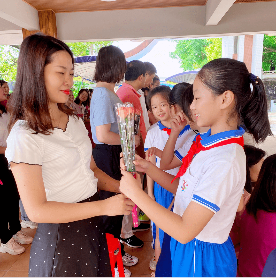 榄边小学庆祝教师节活动以线上直播形式开展,学生在课室观看活动直播.
