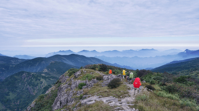 蓝天下户外勇者征途1056轻装徒步清凉峰环线登顶浙西之巅无限风光在
