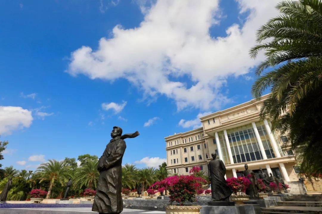 书德楼中庭,找到三亚学院艺术学院,三亚学院国际设计学院的报到处(在