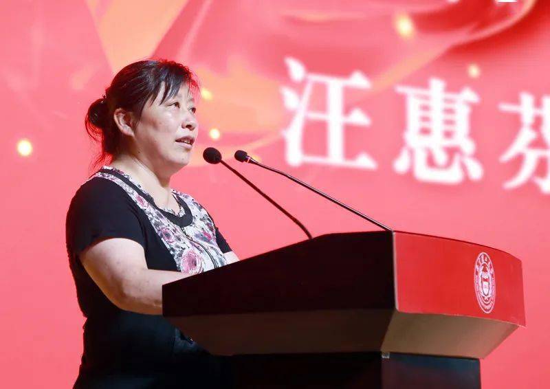 陈钱代表学校与江阴市副市长张韶峰签署了长三角(江阴)数字创新港战略