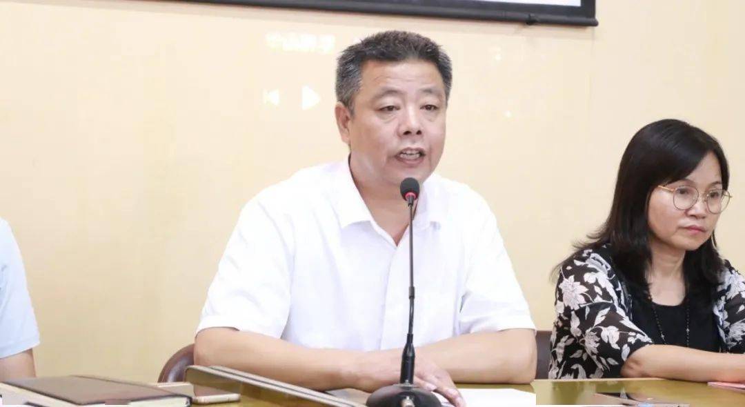 为庆祝节日,表彰先进,9月10日下午,奉新二中全体教职工在阶梯