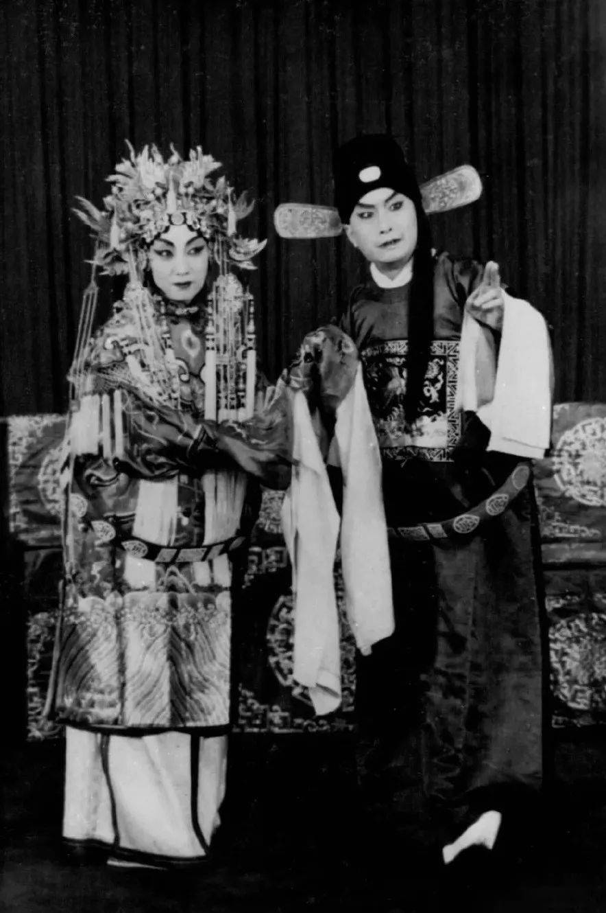 叶盛兰 饰 周仁,杜近芳 饰 冯素蕙据翁偶虹先生说,1954年,梅兰芳仙