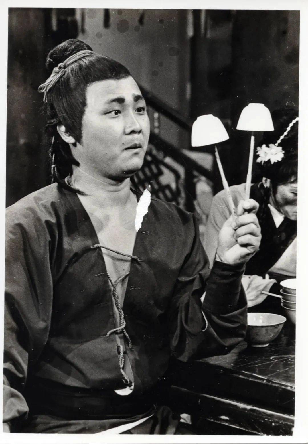 秦煌年轻时的身形,跟现在有很大的对比.