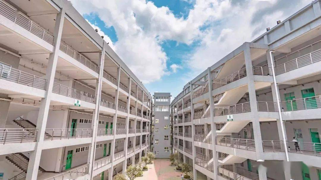 砰砰砰!北理珠快递,快出来看明德楼