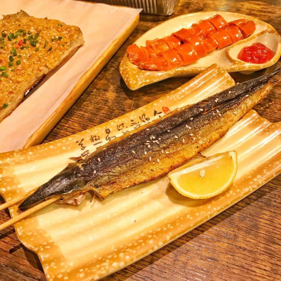 来吃烧烤了这里有羊排小份蒜香排骨牛肉串烤鸡翅秋刀鱼烤芝士肠土豆片