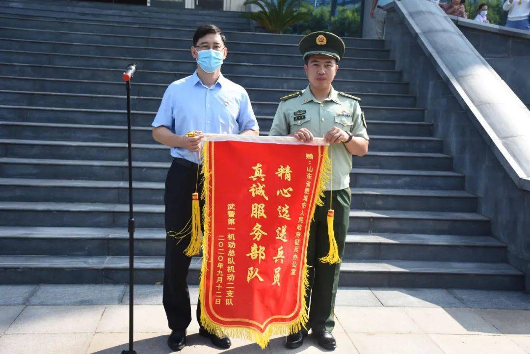 新兵代表发言,表示在进入部队以后,一定坚决服从部队管理,不怕苦累