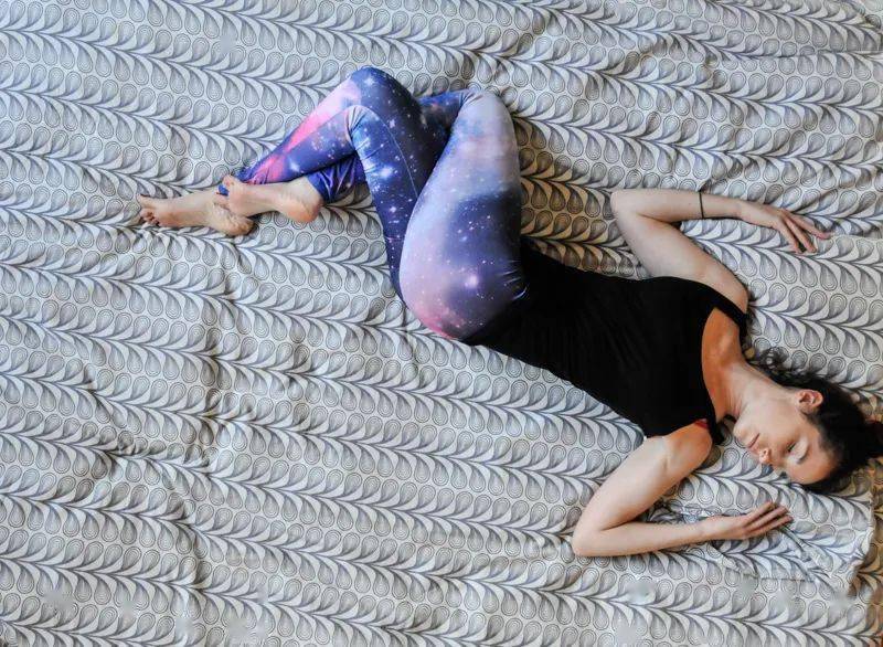 睡前练习床上瑜伽千年老腰再也不痛了