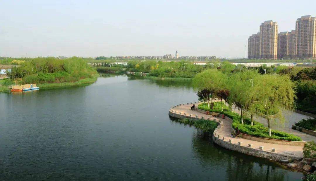 惠风溪景观河道公园位于中新天津生态城起步区北侧,紧邻青坨子特色