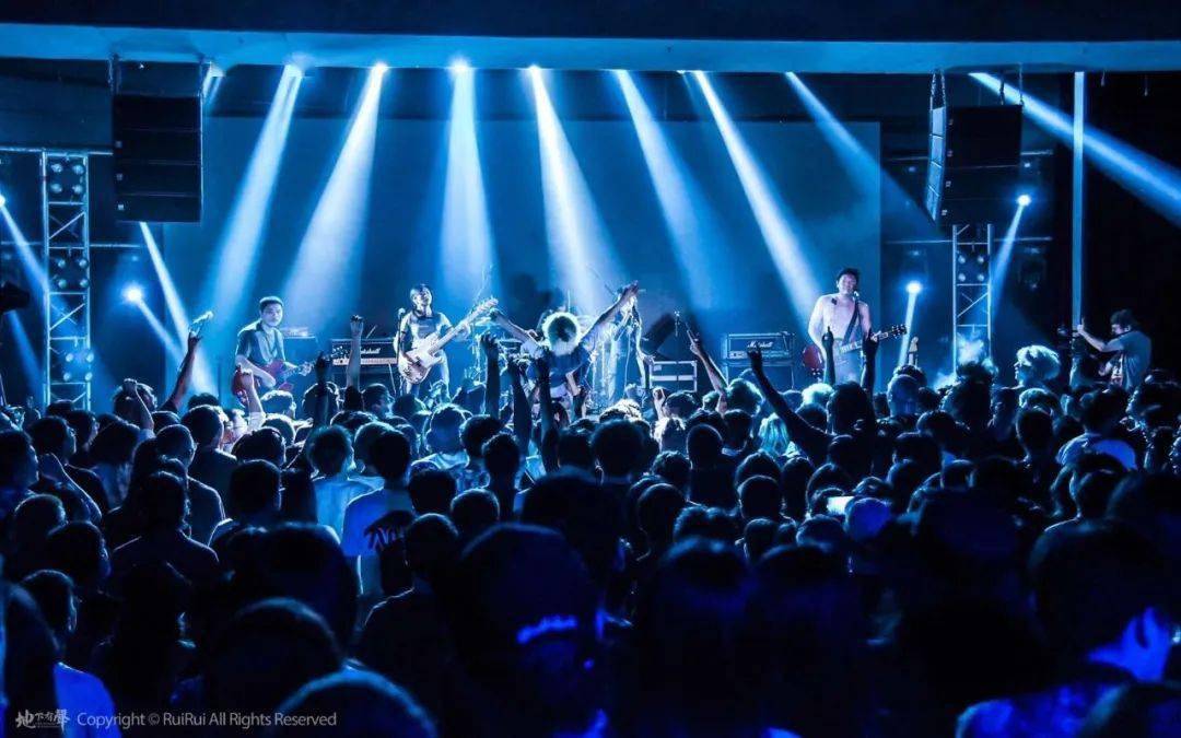 余,时不时的诗歌朗诵和清唱……无一不在体现着海朋森乐队的与众不同