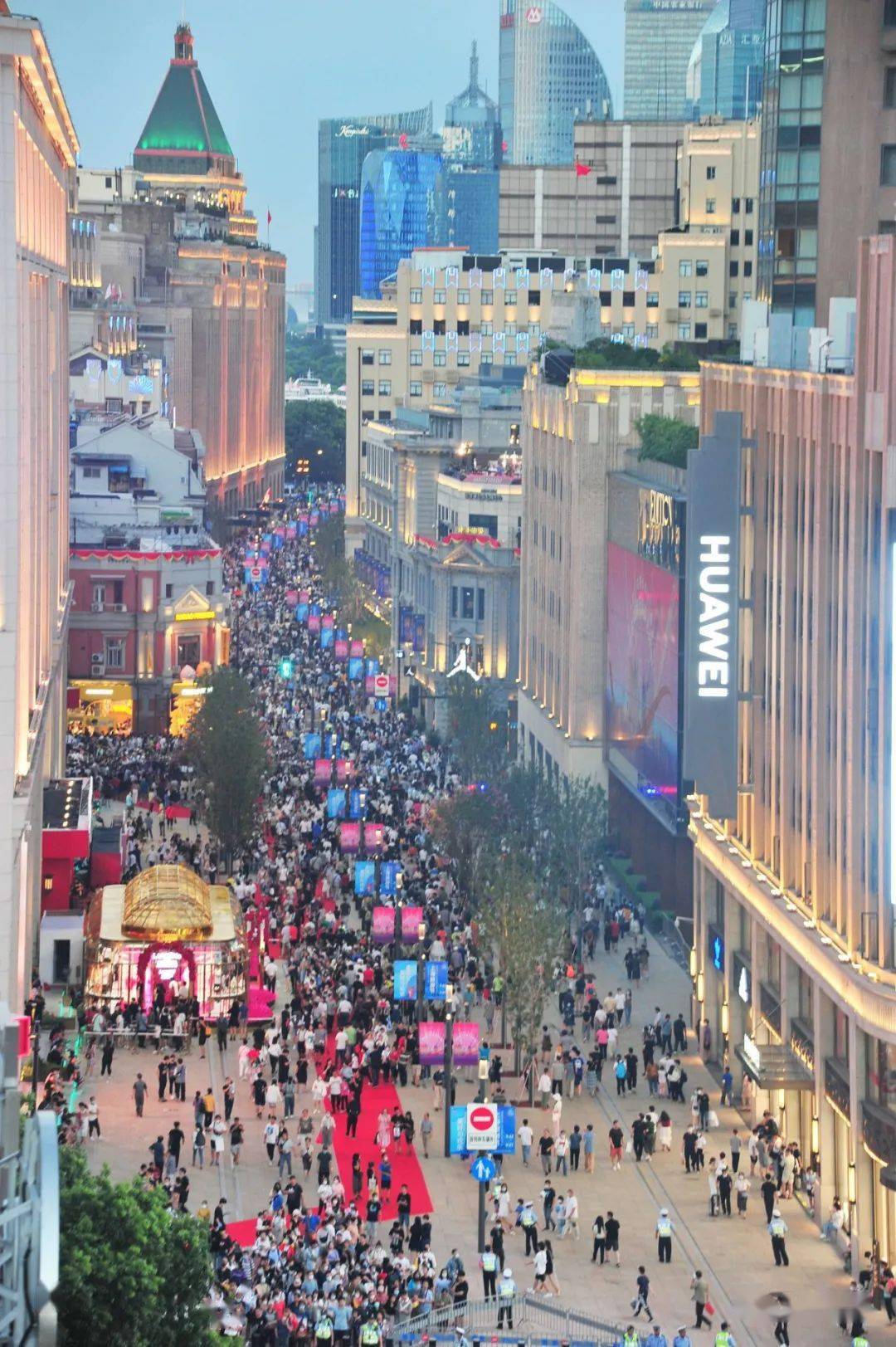 南京路步行街东拓开街:瞬时客流近4万!各方协力保安全