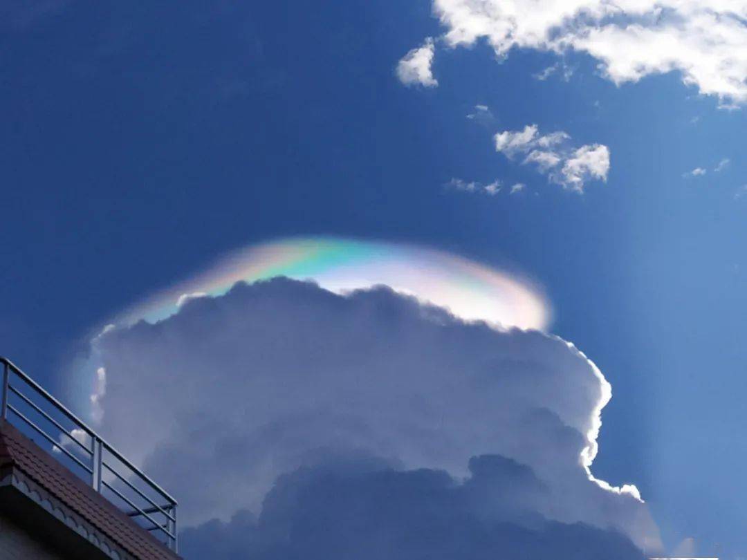 第一次見雲浮天空異象驚現大片七彩祥雲連80多歲老人都說沒見過