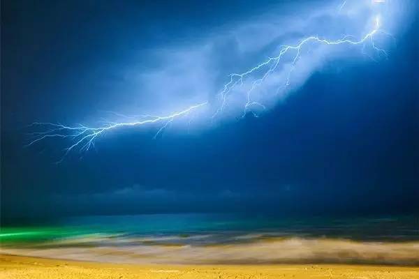 雷雨季节如何拍摄出震撼的闪电图片
