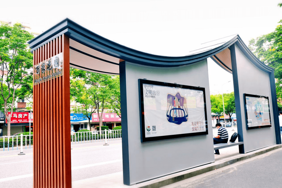 嘉兴学院越秀校区样板候车亭外观大气现代,以"红船魂,江南韵"为设计