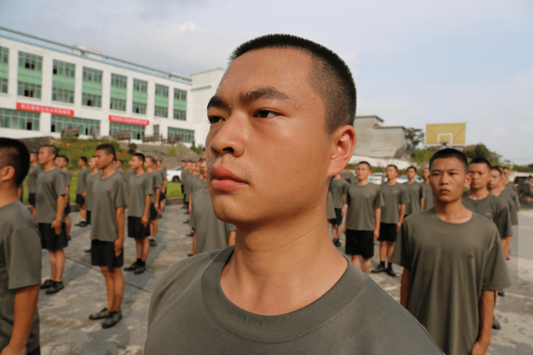 浸溼迷彩軍裝,