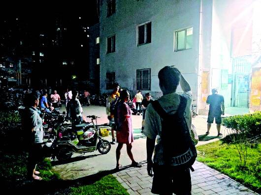 9月7日晚,很多家长在一小区幼儿园门口,等着接高考复读的子女放学.